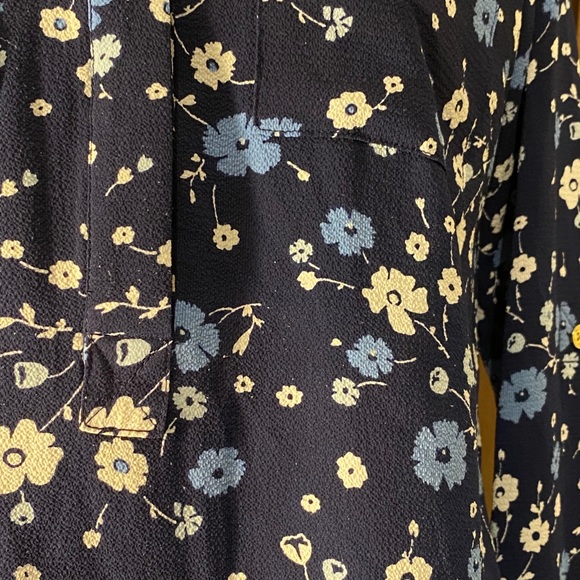 Michael Kors Garden Patch roll tab l/s Top - Picture 8 of 12